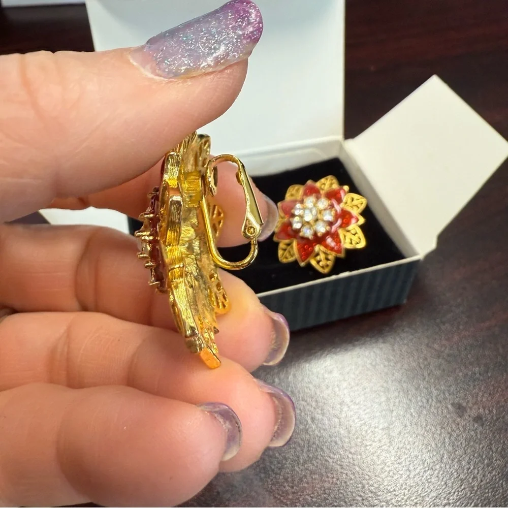 Avon “Festive Sparkle” Red and Gold Floral clip Earrings NIB vintage 1992